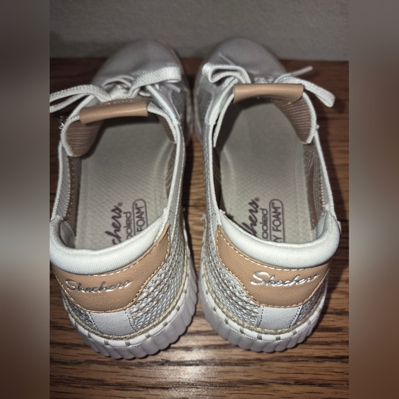 Skechers Wilshire Blvd-Bellevue women's slip-on sneakers in an off-white/natural - Picture 3 of 5